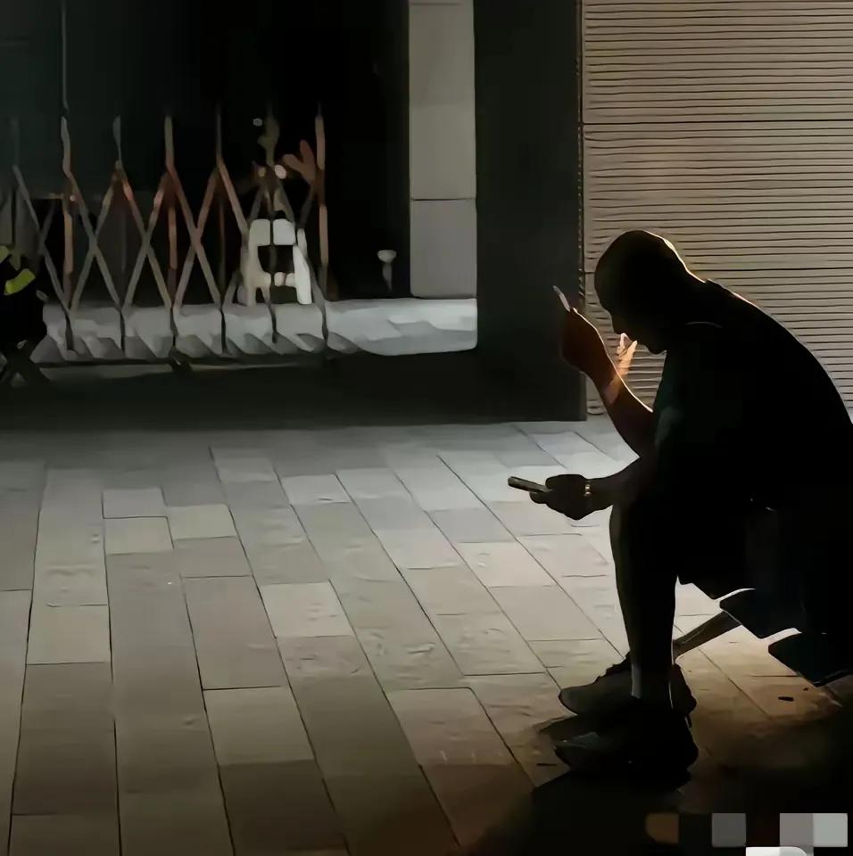 动漫组合输了，没有能够打进八强，令肖战指导没有想到，所以他十分痛苦，一个人独自坐