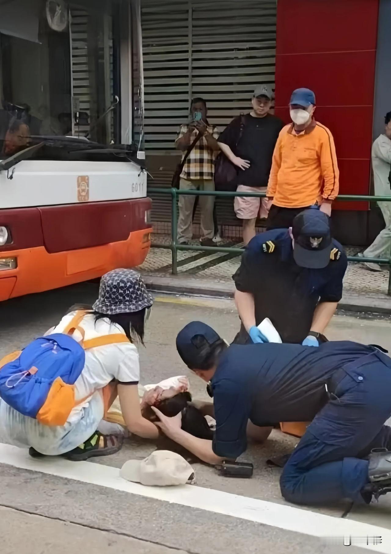 澳门“冷酷”的交通法规，反倒赢得了大片叫好声！两名内地女子到澳旅游，横穿马路
