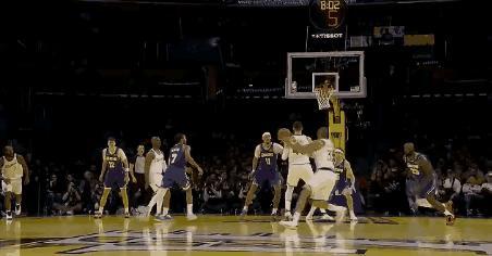 两个老式汽车相撞，据说A8更强一点。詹姆斯直接撞飞巴图姆，有人说是故意的，有人说