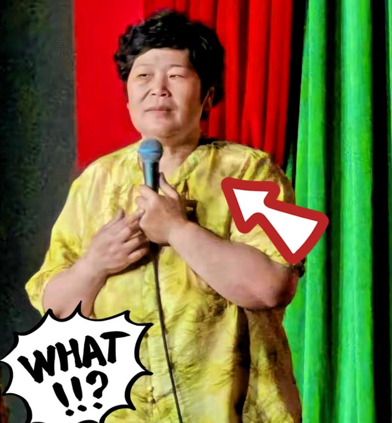 房主任塌房，其实早就被人预料到了！有观众曾经在开放麦偶遇她，直言走红之后