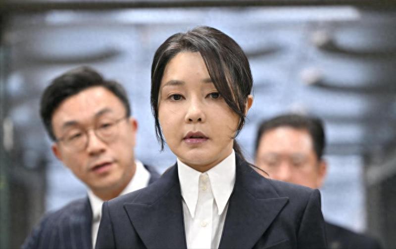 尹锡悦急得拍桌子也没用：李在明改拘留所的操作，把金建希案变成死局。 2025