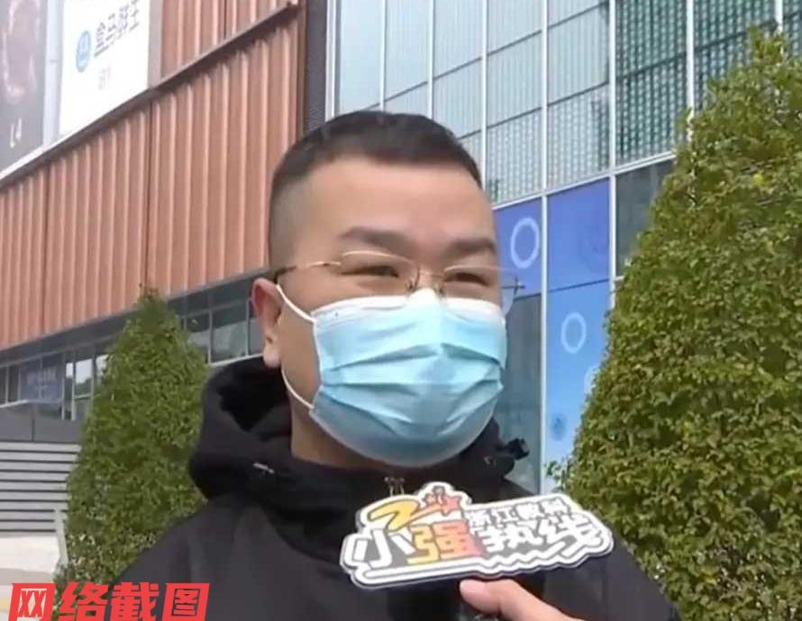 浙江杭州有男子半夜回家路上打车。只是这到了目的地后的一场交易不合引发争议，原