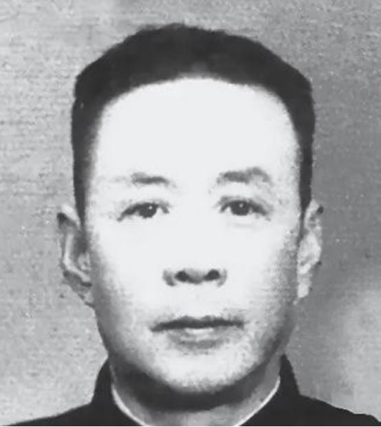 1939年，国军中将陈铁在山西设宴款待彭德怀，陈铁的夫人在倒茶时悄悄说道：“现