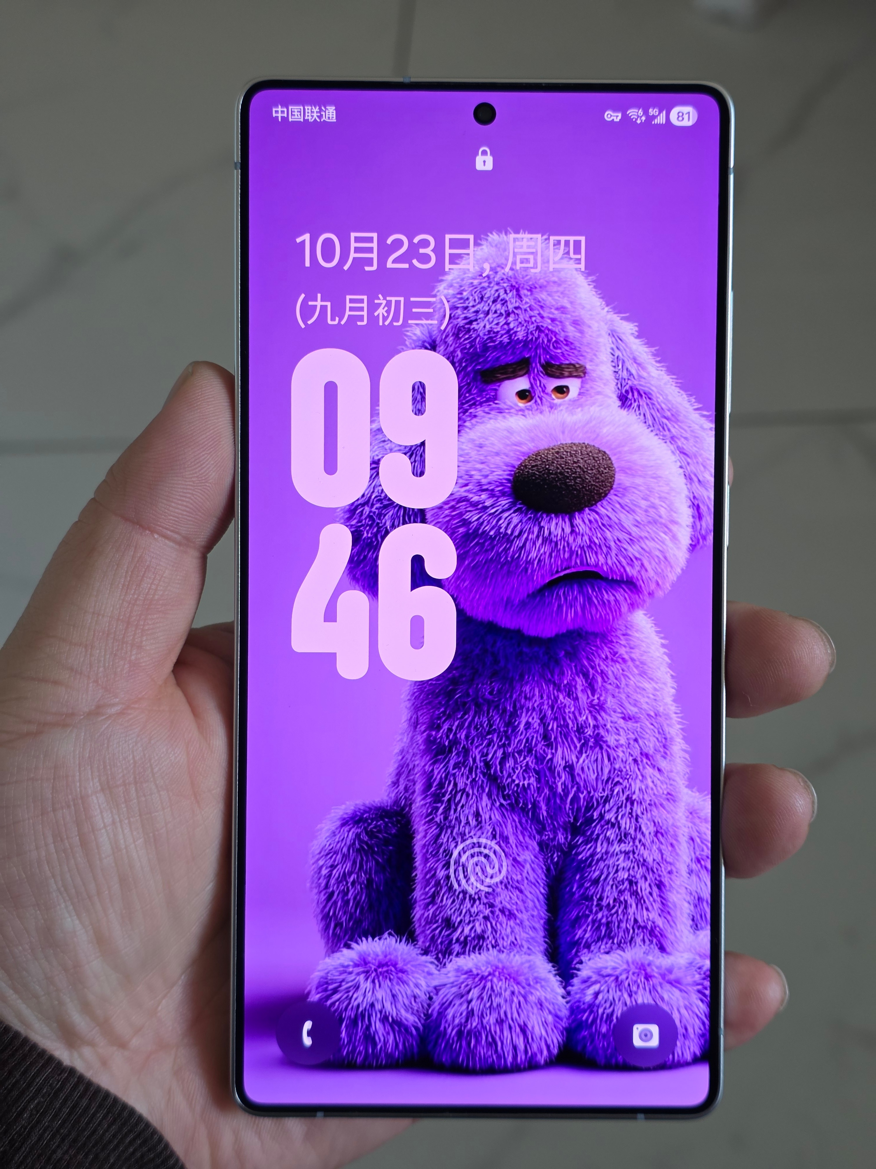三星OneUI8/8.5，时钟上面那个超大号日期文字还有农历另起一行，丑陋且