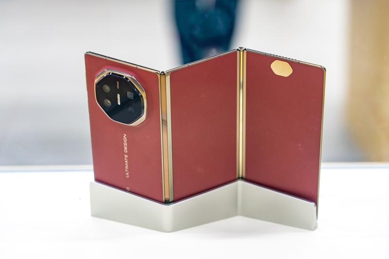 三星三折叠被华为“卡脖子”这事儿还真有的聊。2024年9月华为先发布全球首款三折