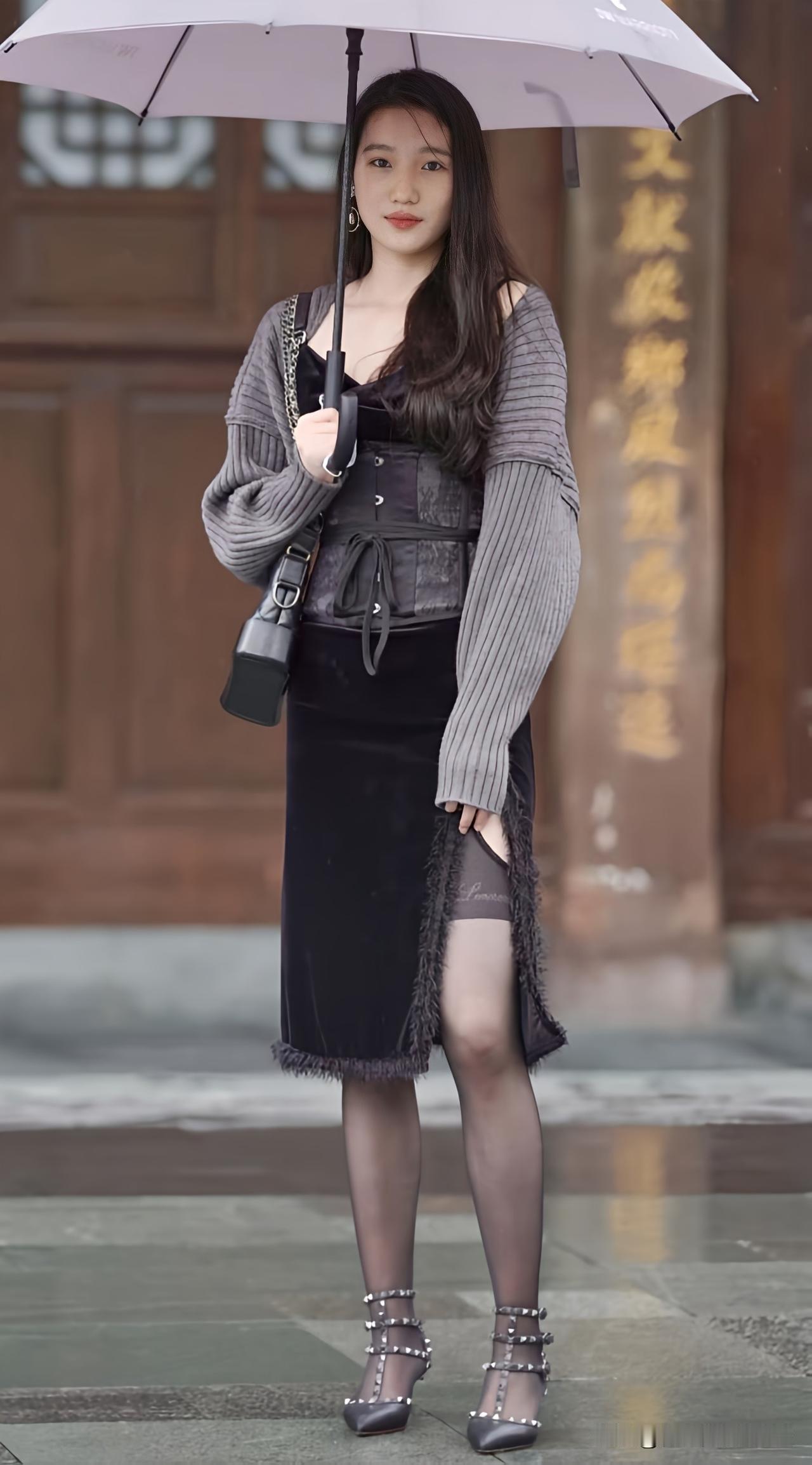 优雅伞下，复古与现代的完美融合