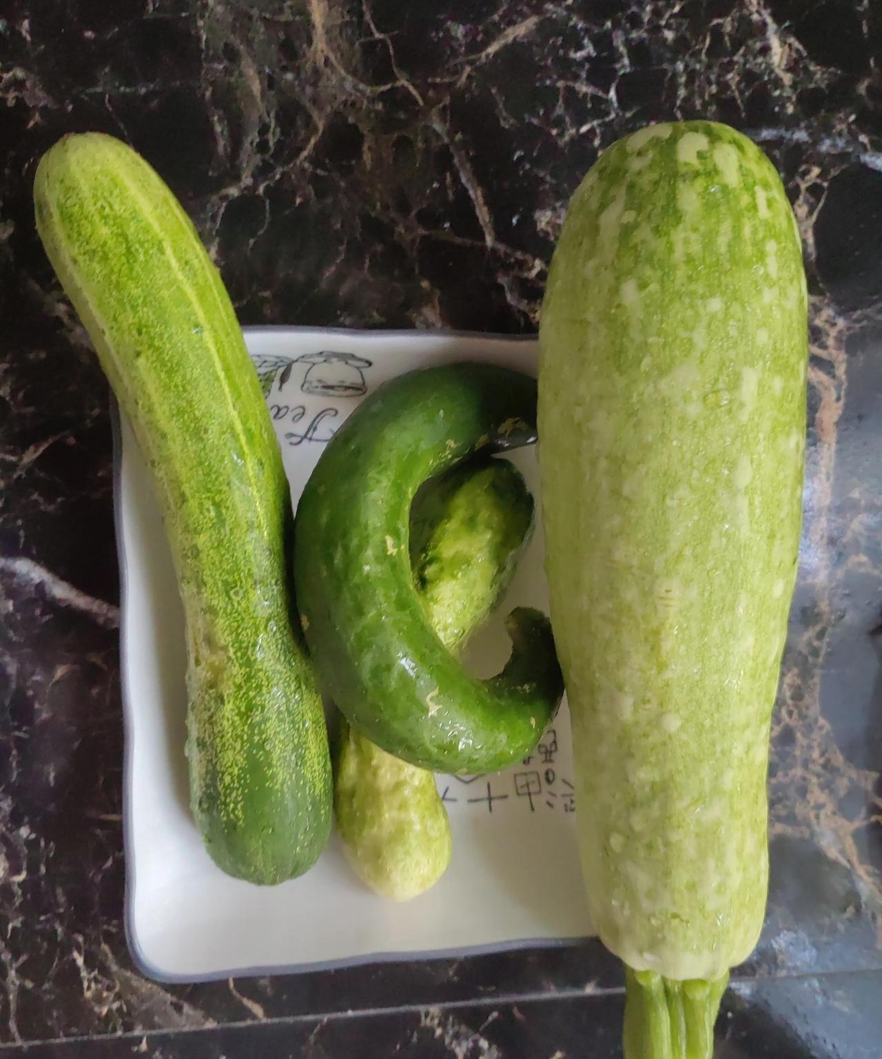 不知道什么原因，今年种的长豆角，长的不好，不肯结，叶子看着有点锈。以前好的时候，