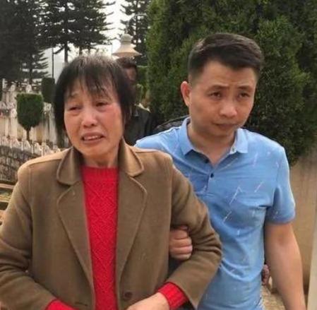 1984年，一位军人英勇战死，他的新婚妻子，却不肯再嫁，执意要给他留下一个孩子。