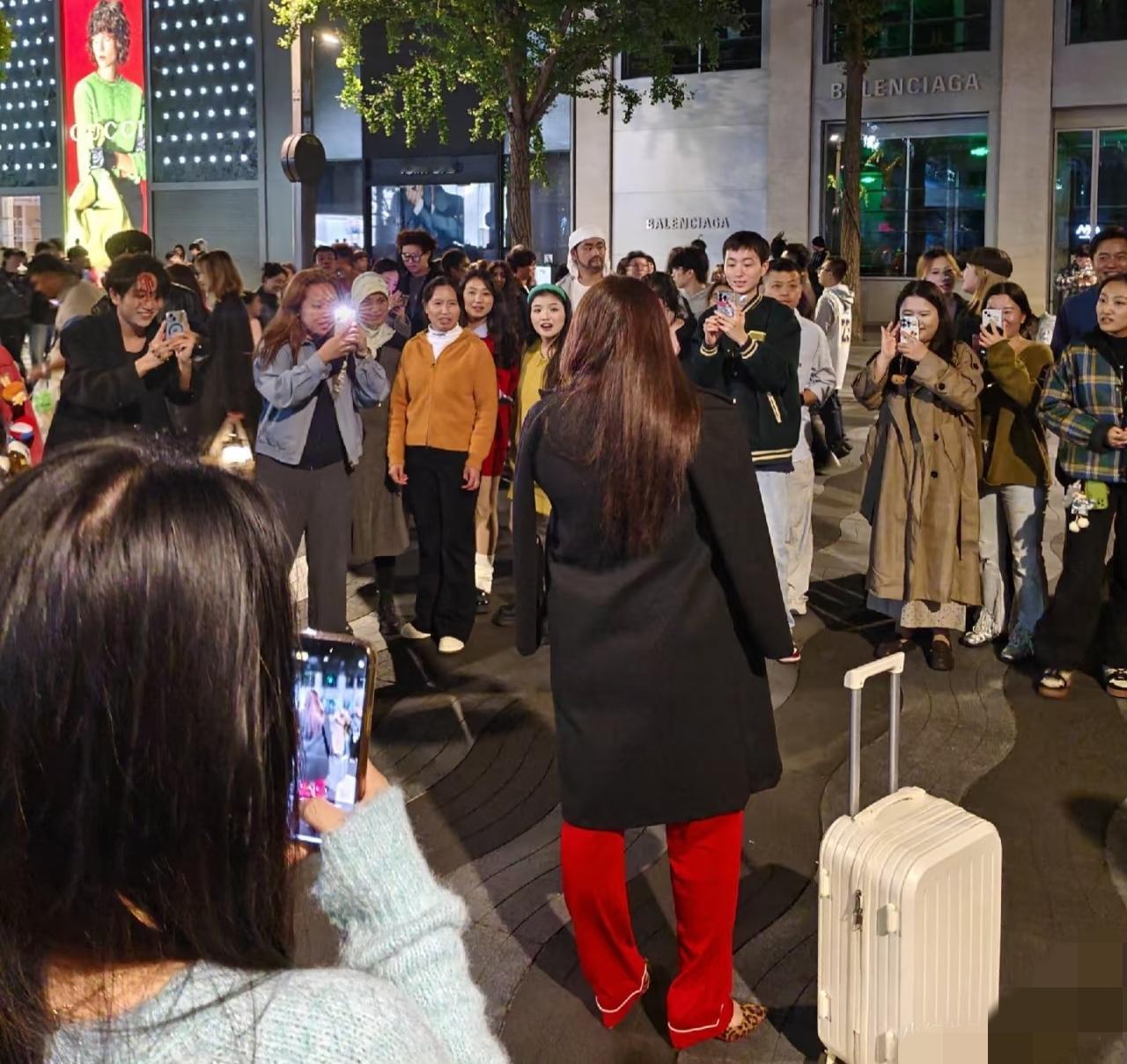 最近，一位网友在街头cos模仿李湘的造型引发了大量路人围观，场面十分热闹。