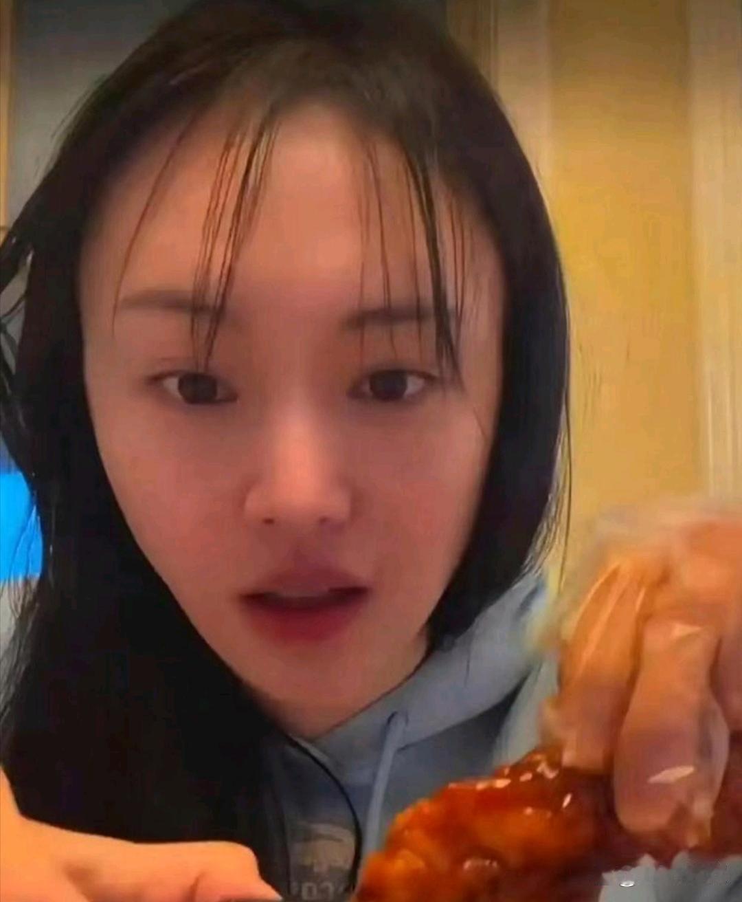 35岁的郑爽蹲在美国的出租屋。半夜开直播啃炸鸡。手机震得发麻。脸蛋圆乎乎带点憨。