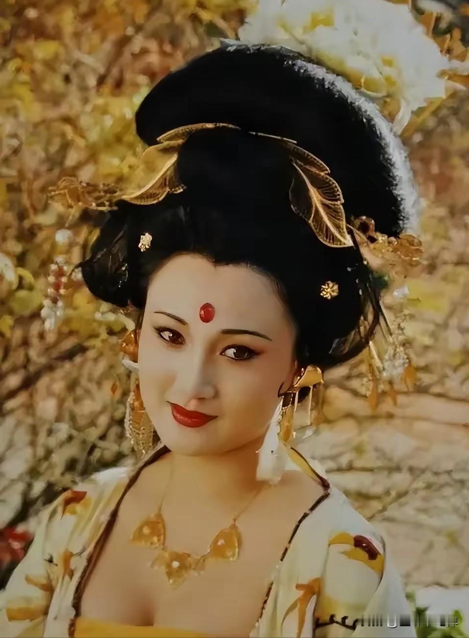 这天夜里，杨玉环被六十一岁的李隆基灌醉了，他喉结不自觉地滚动。"玉环，再饮一杯