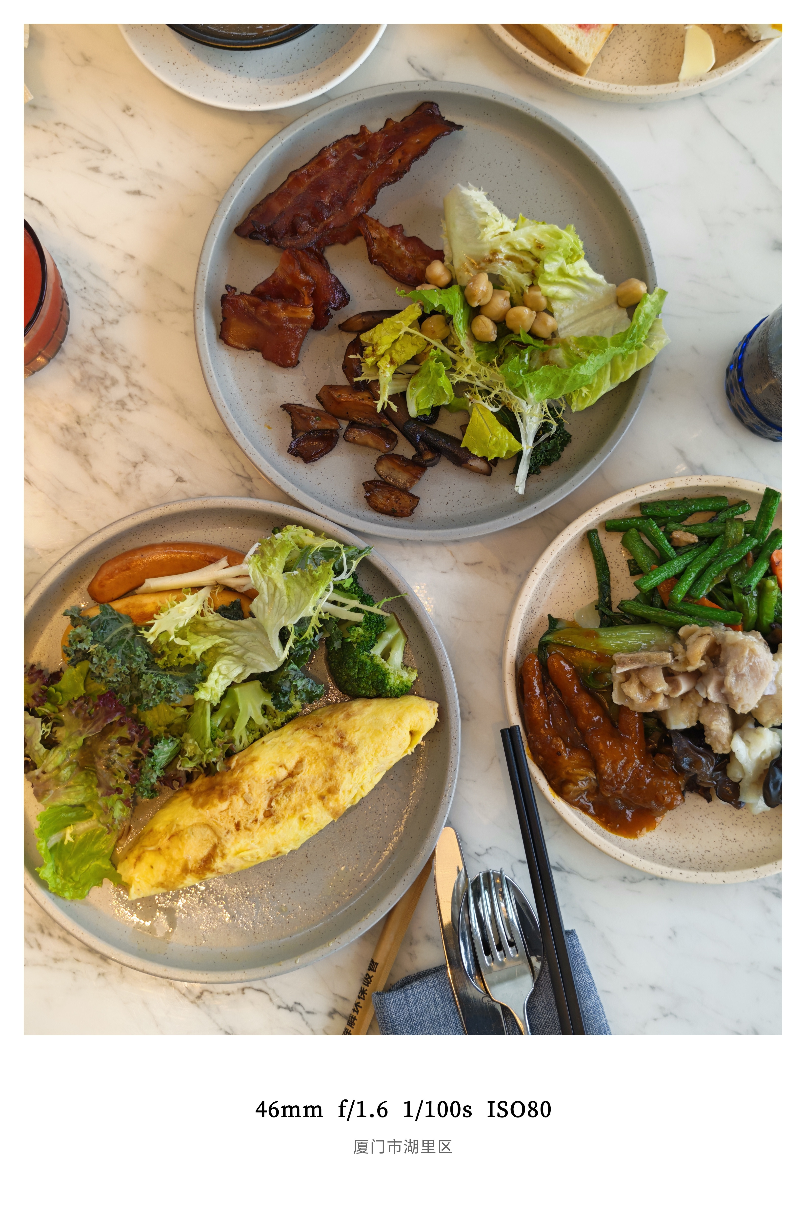 朋友们早上好呀！今天早餐环境能打几分这挑高，这海景，舍不得走了