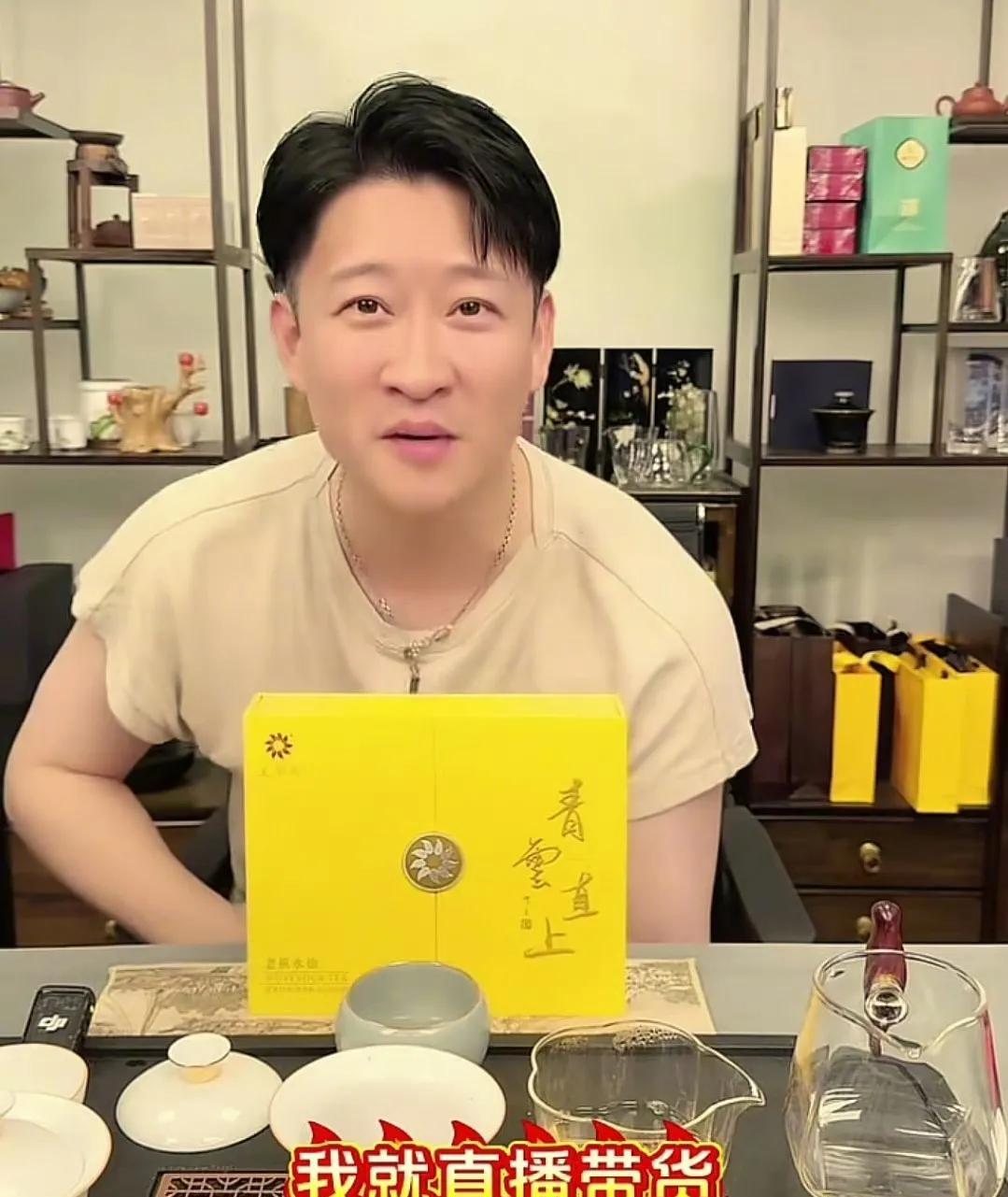 曹云金这几年可太火了！线上线下几百场相声，人气爆棚。有人说他成功“洗白”，他却笑