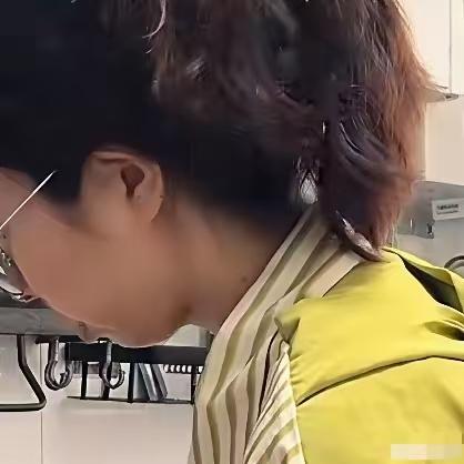 田媳妇回应亲婆婆不理她说道：我让孩子给她打视频，都是精明之人，不是一家人不进一
