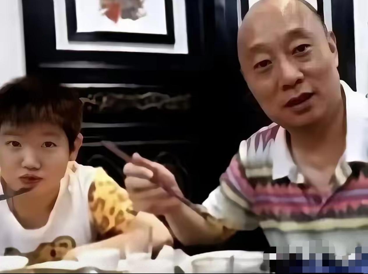 莎莎小时候跟着杨广弟教练，学打乒乓球，训练后一起吃饭的莎莎怪可爱的，杨教练看着莎