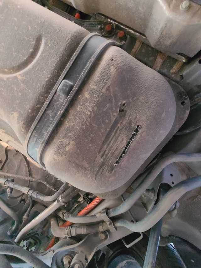 刮着油箱了看了一下油箱没有破没有损坏，只是外表的涂层掉了，要不要买瓶底盘装甲搞