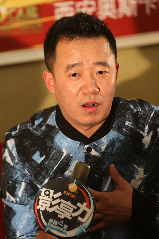 跟葛优上春晚演骗子，下来跟彭昱畅喝酒，这人到底什么来头？郭晓小，郭振清的长孙，侯耀文的徒弟。家传的阳