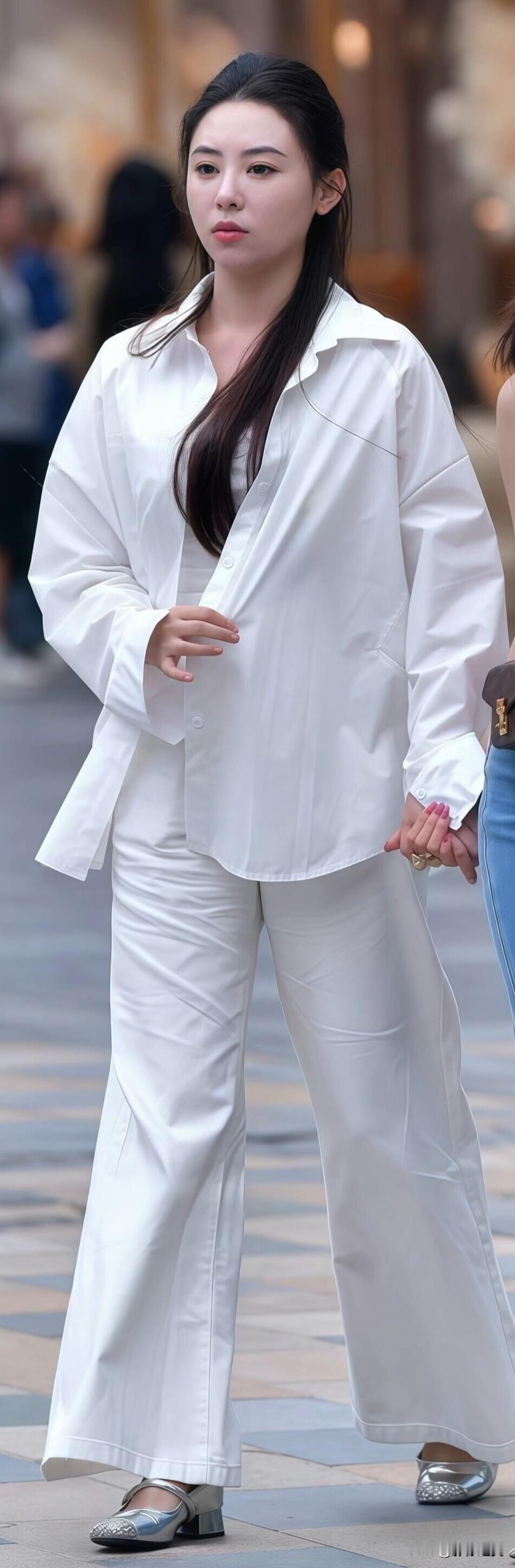 干净的全白穿搭，像把温柔穿在了身上。宽松的剪裁自带松弛感，舒服又好看～