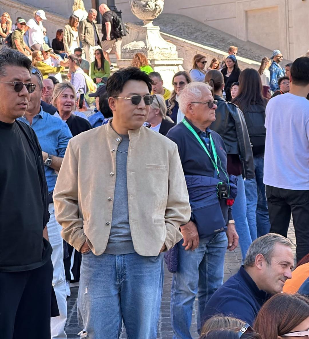 黄渤在罗马旅游被偶遇，他真人看起来又矮又胖，长相真的不好看，如果不是演技好，他应