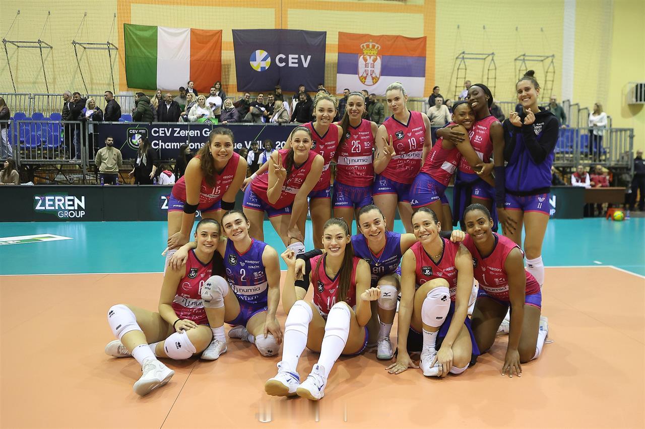 【欧冠女排米兰斯坎迪奇同取两连胜】国际排坛战报速递12月3日，欧冠女排第四轮第