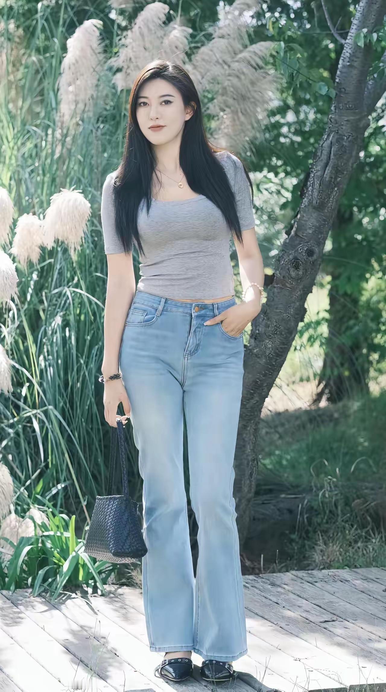 这姑娘在公园里拍照呢。为什么漂亮的女人都喜欢逛街?