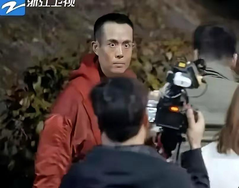 很细致的研究了王星的视频我才终于发现他并不是故意眼睛瞪这么大而是他对周围事物和人