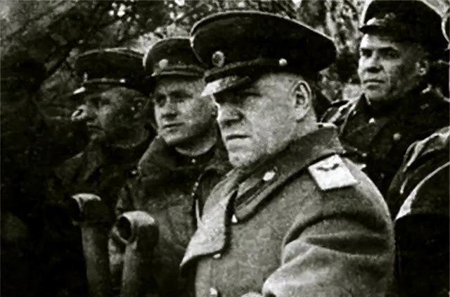 1941年，斯大林在一次军事会议上，遭到手下罗科索夫斯基当面顶撞，斯大林愤怒地将