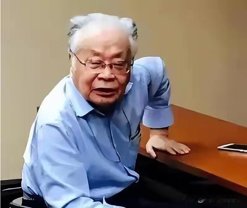 看待处在舆论漩涡的何祚庥院士，应当理性、客观、公平。他是两弹事业参与者，理论物