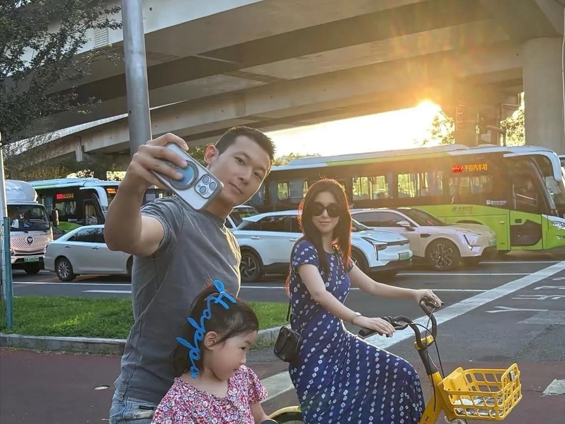 朱珠这日子过得是真舒坦！穿条蓝裙子和老公蹬共享单车，溜达到餐馆涮羊肉，女儿在旁