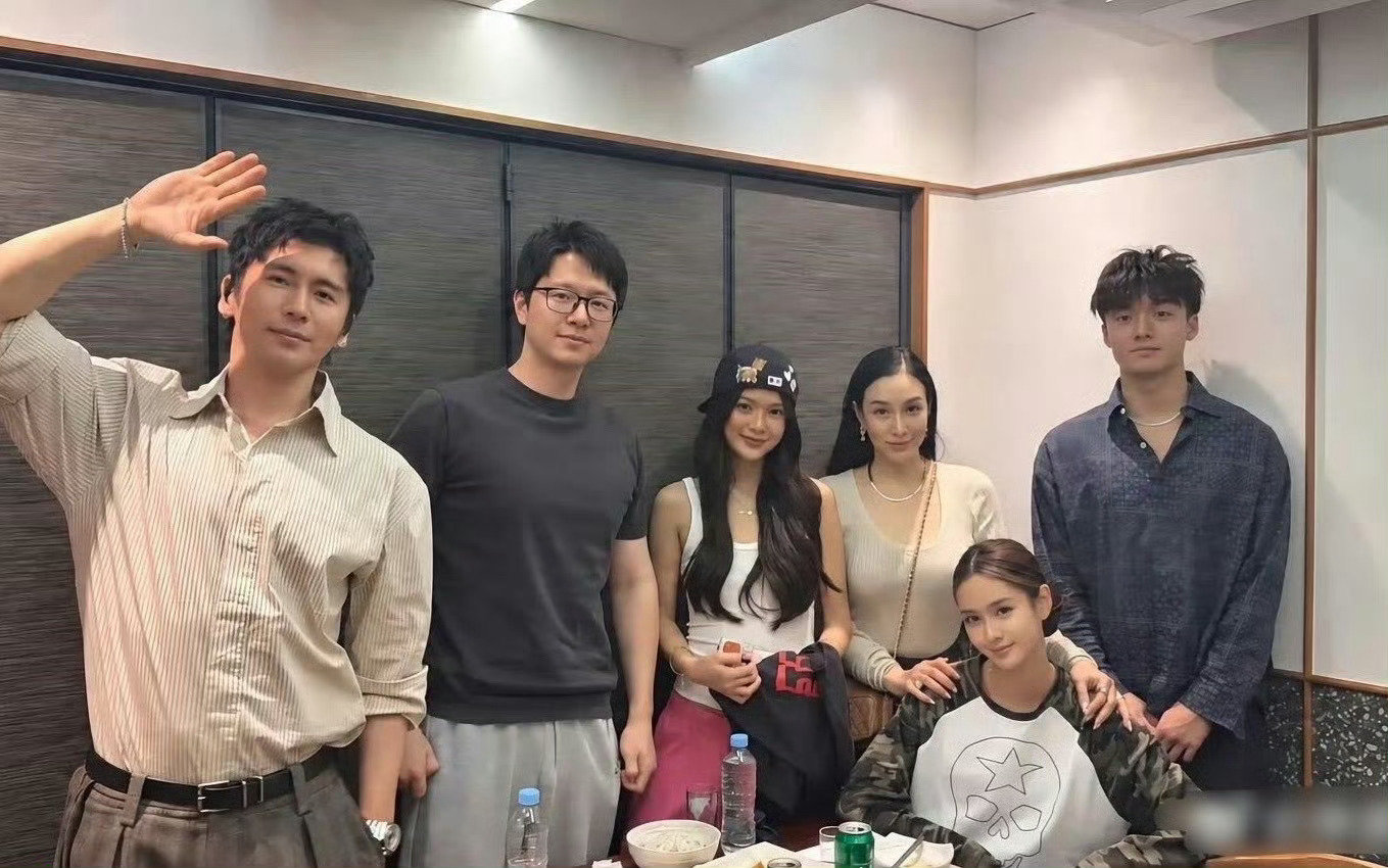 钟丽缇全家外出旅游，母女三人穿搭各有风格，二女儿张思捷男友同行，看来已经得到家里人的认可​