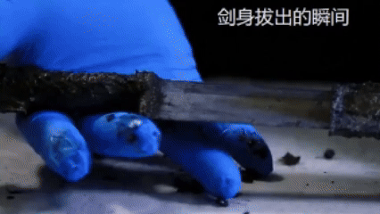 2016年，河南信阳楚墓出土一把战国宝剑。考古人员缓缓拔剑出鞘那一刻，寒光乍现！