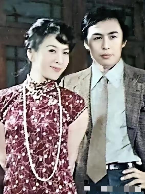 还记得这位帅哥吗？他是窦唯的岳父，宋宁峰的亲大舅，也是有着“中国高仓健”之称的著