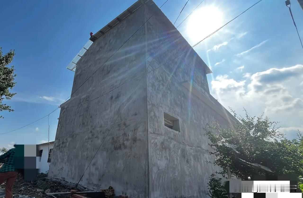 农村自建房差距真大，有的洋气有的像炮楼儿现在农村盖房是越来越舍得花钱，不少