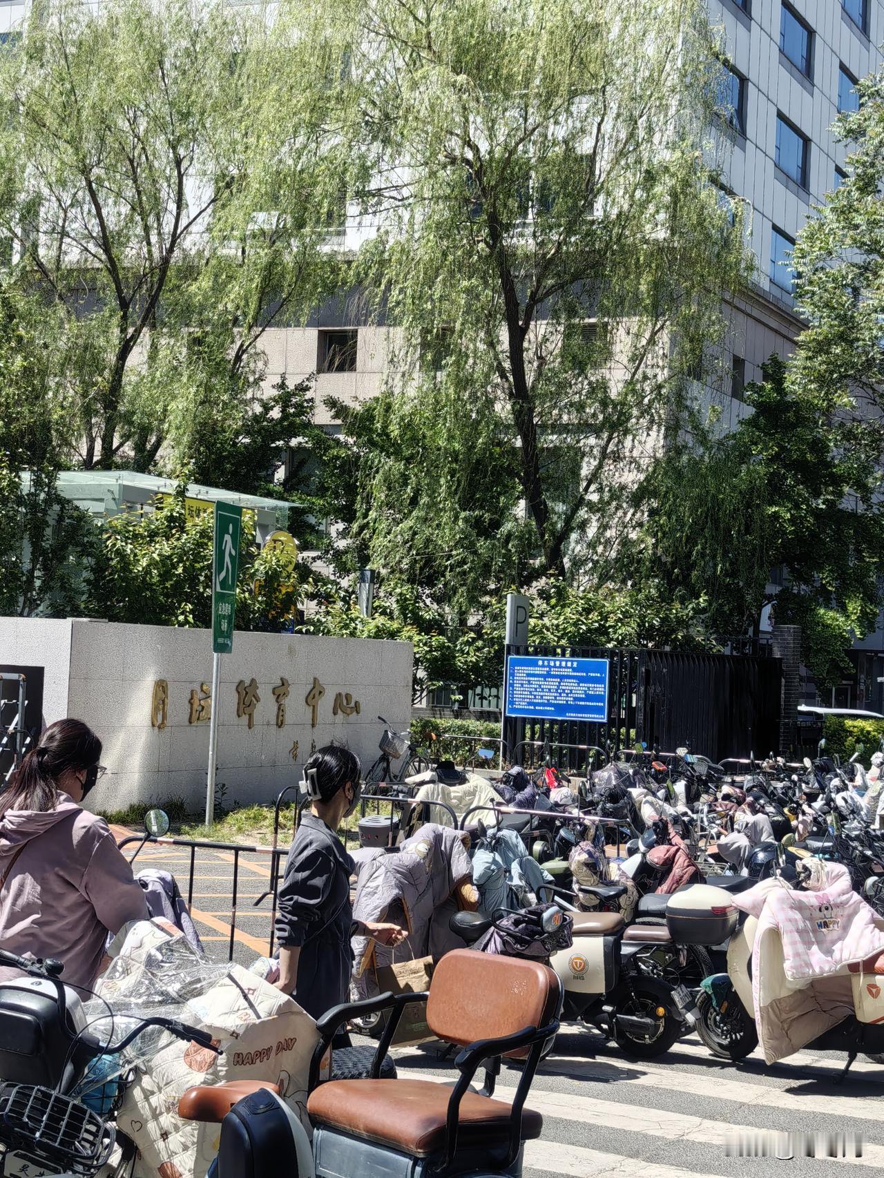 今天闺女学校开运动会，排场还挺大。但是说好的参加50米跑。后来闺女说没有参加，