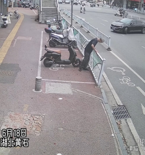 湖北黄石，老人街头突发脑梗，向一男生求救，说他快不行了，求助男生给他家人打电话，