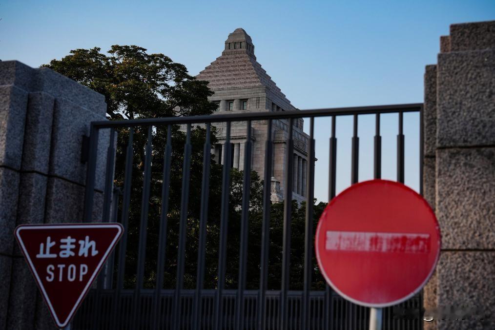 日本大选，三种情况最新预测!1，执政联盟过半，高市继续执政，目前形势看，这种情