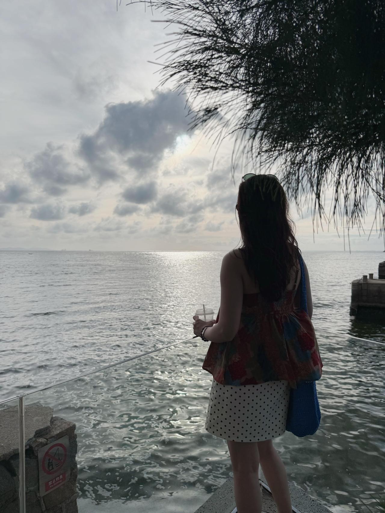 身为一个女人，在网络里，最好不要和任何男人聊天。你以为是打发时间，可聊
