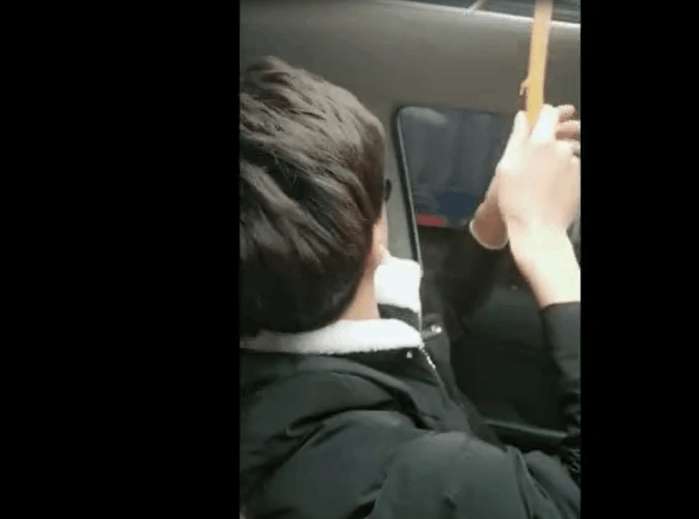 实拍: 为了让熊孩子乖乖输液, 爸爸这招也是没谁了, 网友: 用心良苦!