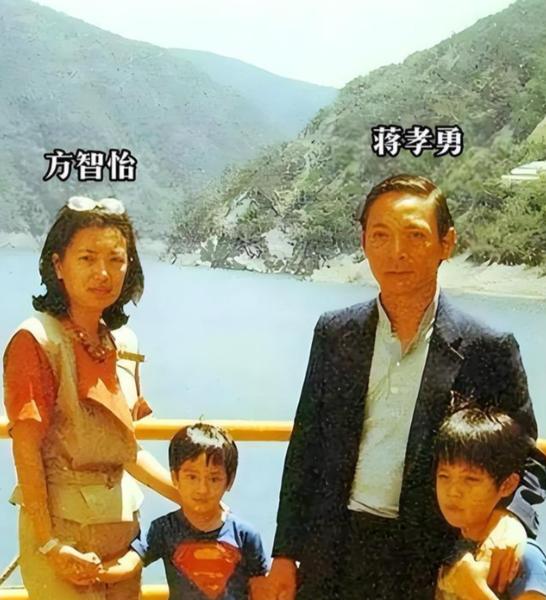 1996年，蒋介石之孙回浙江祭祖，在墓前流泪痛哭。老蒋死后直到今天都没能葬回老家
