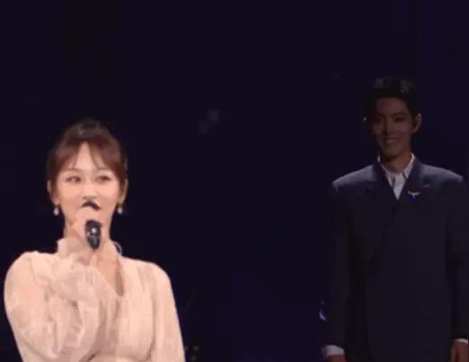 央视八套破1。杨紫《承欢记》首周数据甩出来的时候，我正刷到肖战《小城良方》的后期