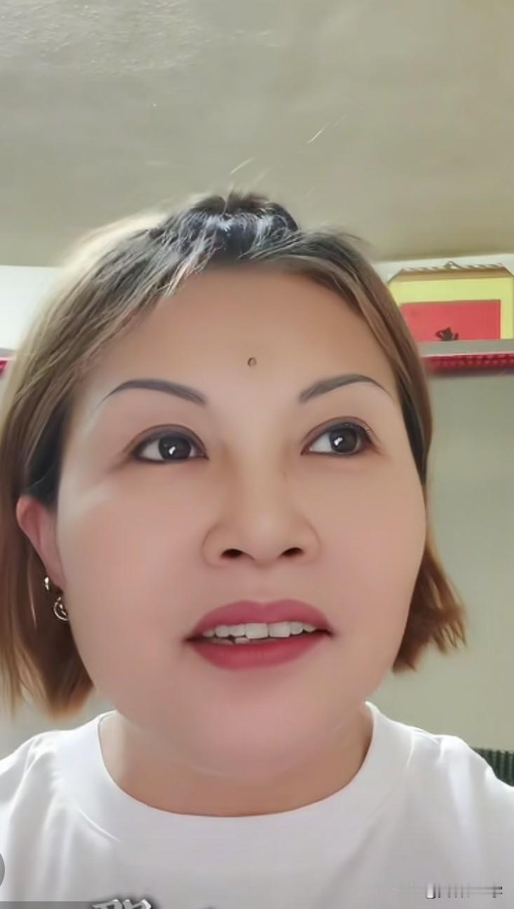 国民党前中常委何鹰鹭最新发声称，虽然她已经退出了国民党，但她希望郑丽文主席亲自赴