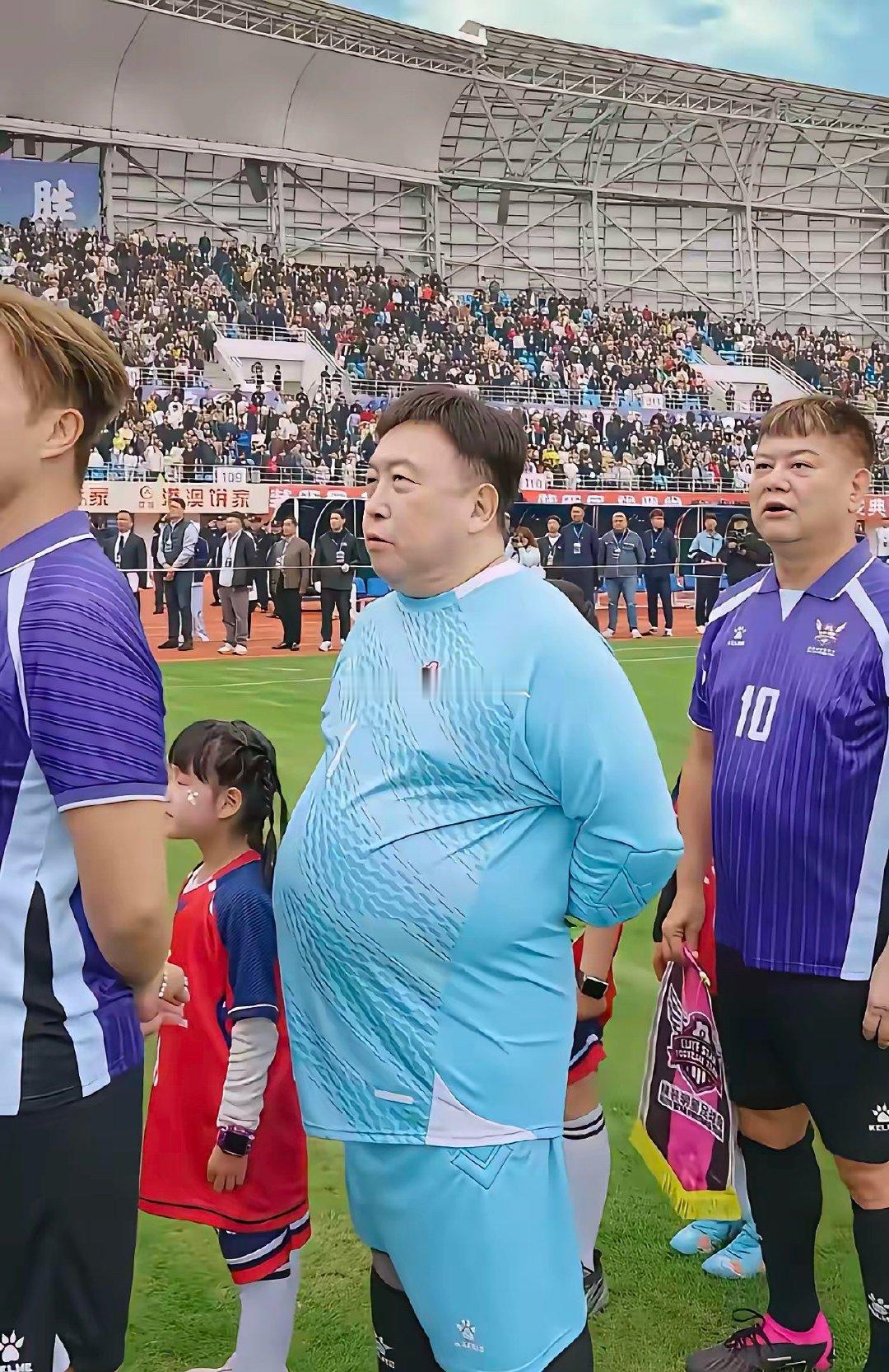 此人带球过人肯定厉害，小心点了