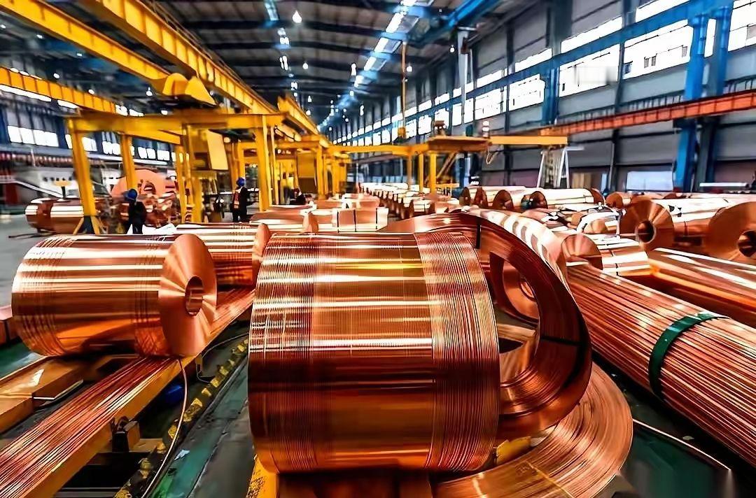 四万多吨铜，一夜之间，从亚洲的仓库里“蒸发”了。不是被偷了。是有人打了个招呼，说