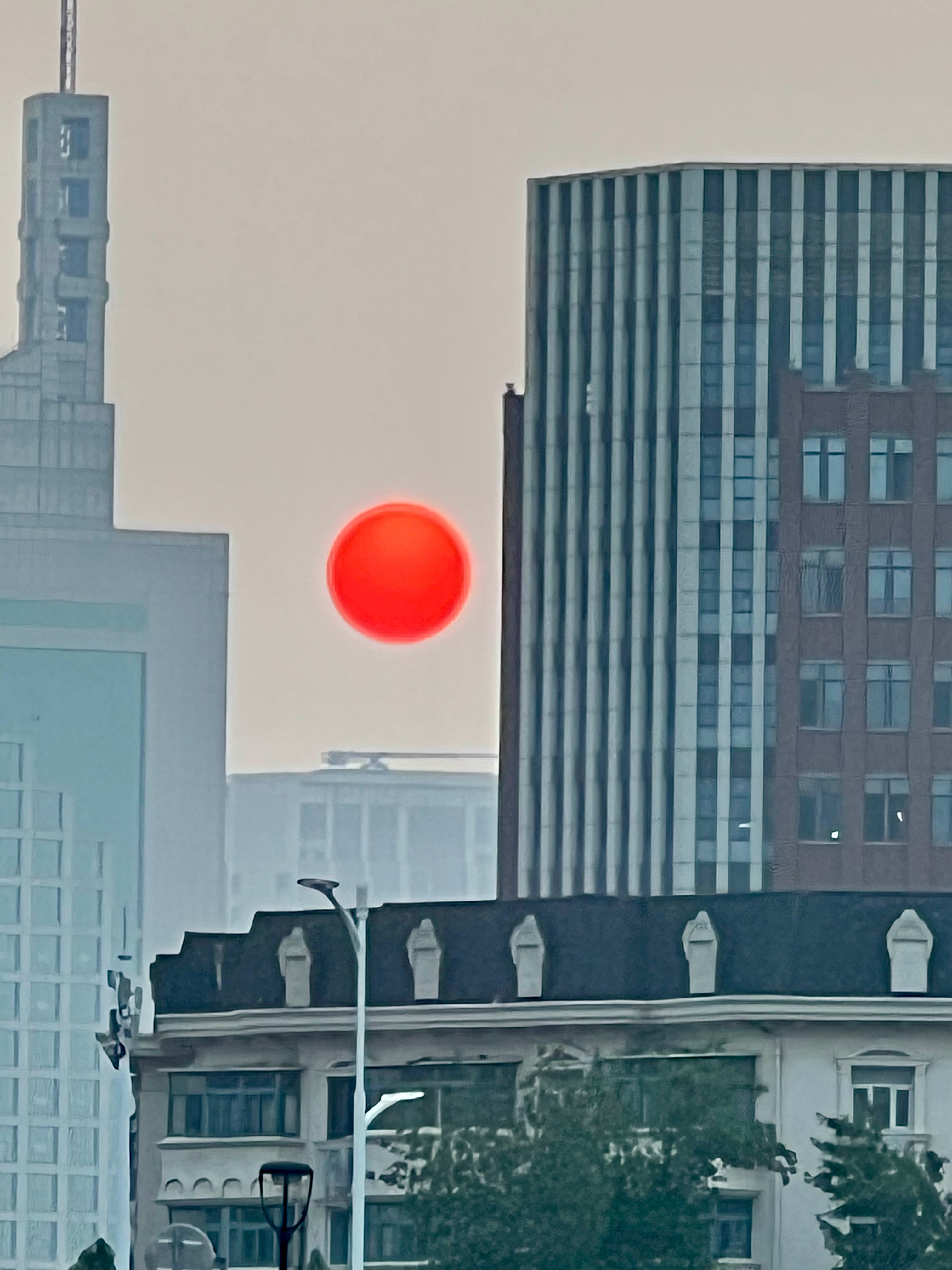 吃完晚饭，我们原本打算散步到解放桥，于晚风中观赏天津夜景。走到天河城时，骤雨突至