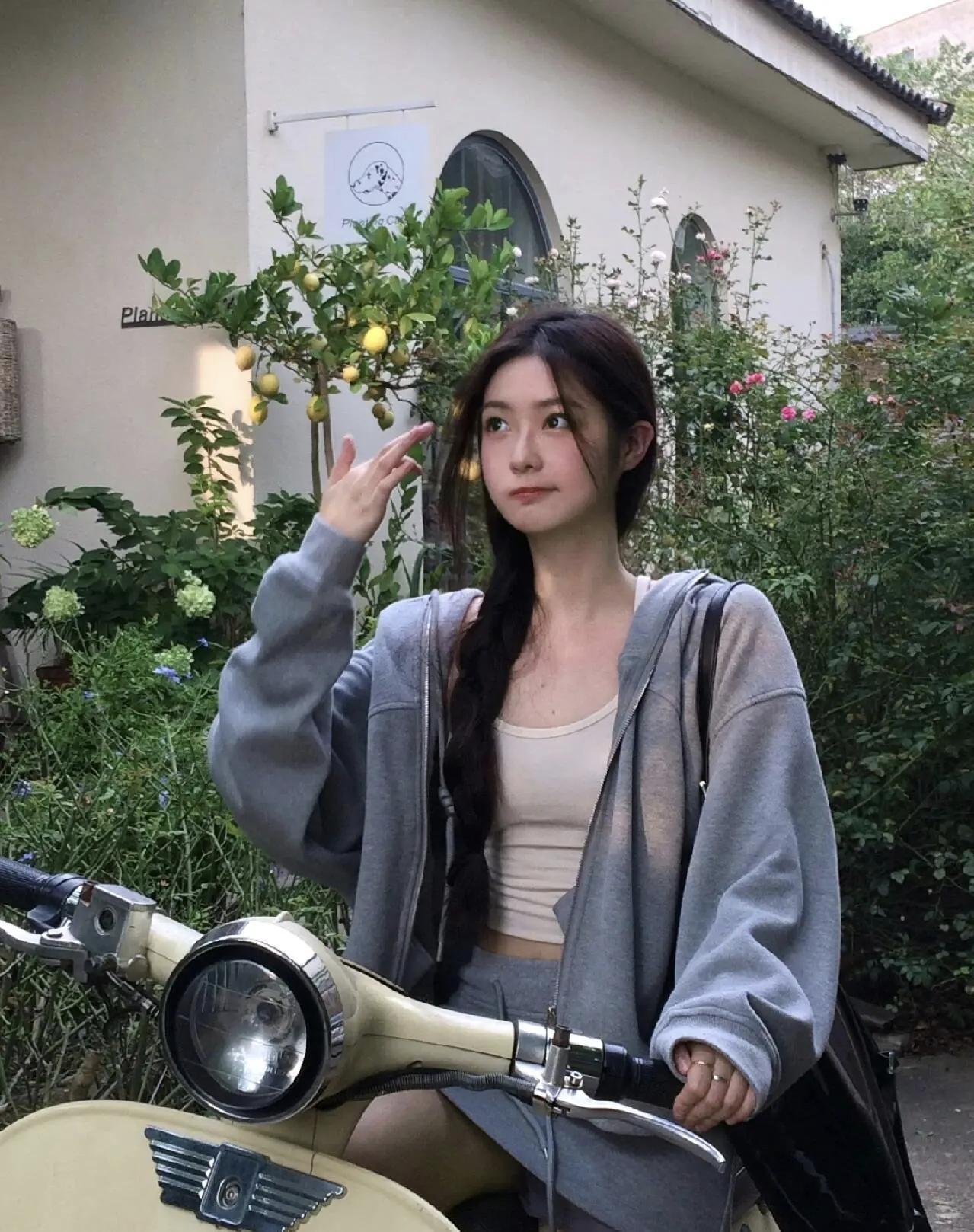 🌿把慵懒穿在身上，宽松的卫衣套装配吊带，刚好适配院子里慢悠悠的风。在绿植包围