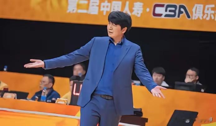 邱彪、侯冰，山东高速为山东男女篮找来的两个教练！12月17日晚，全华班的四川