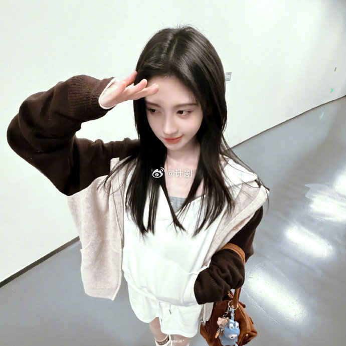 鞠婧祎布灵布灵闪闪发光她站在那里就是焦点，鞠婧祎布灵布灵的样子太绝了，不是刻意