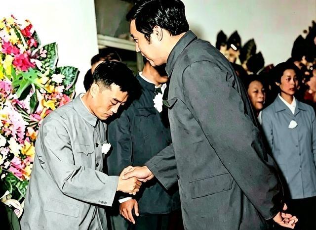 1975年，京剧大师李少春逝世，他的弟子、时任文化部副部长钱浩梁前来送别