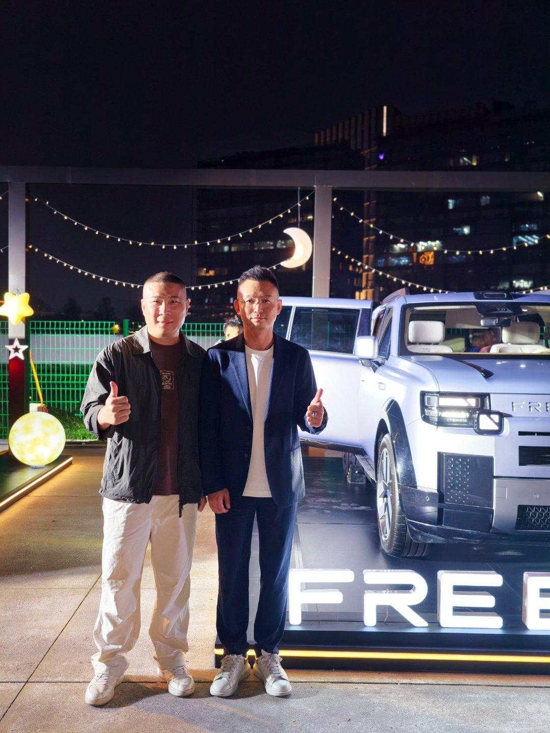 昨儿在北京看毛不易演唱会头一次见外面有俩车企老板做客服现场解答用户提车问题