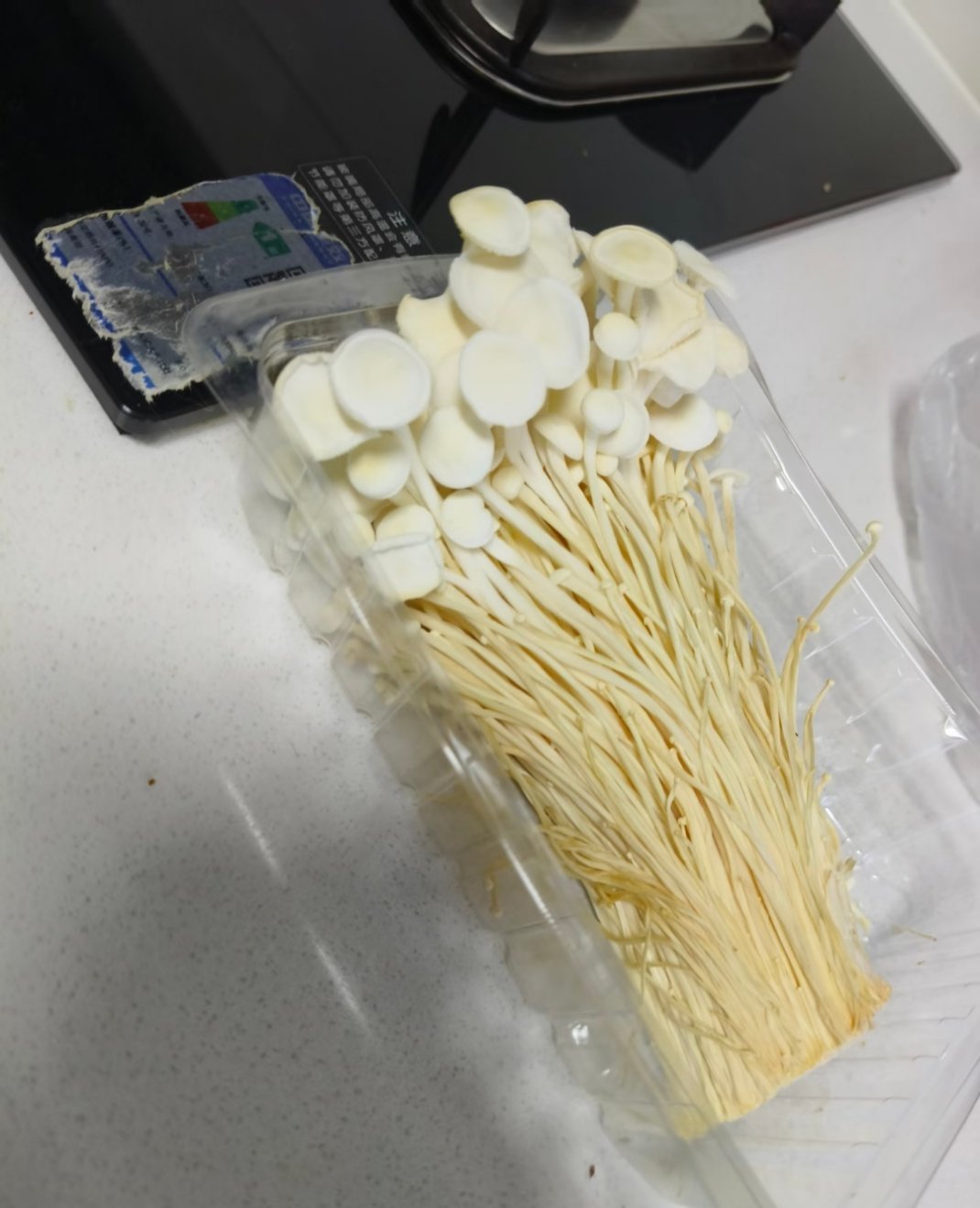 买的金针菇忘记吃了成这样了打算涮着吃火锅呢才想起来它拿出来成这样了[捂脸笑]